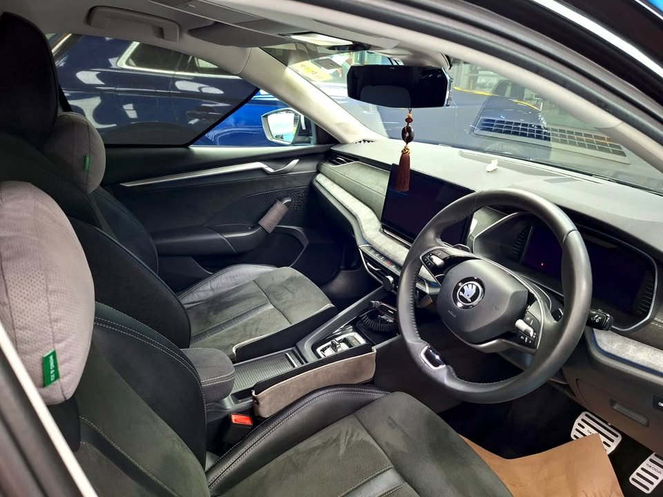 Skoda Octavia front cabin with grey seats and digital dashboard.