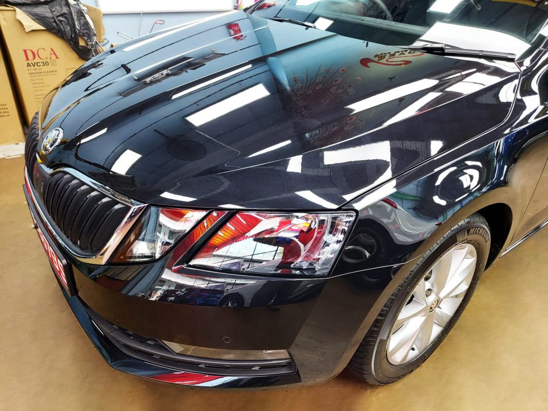 Side view of the Skoda Octavia after the ceramic coating.