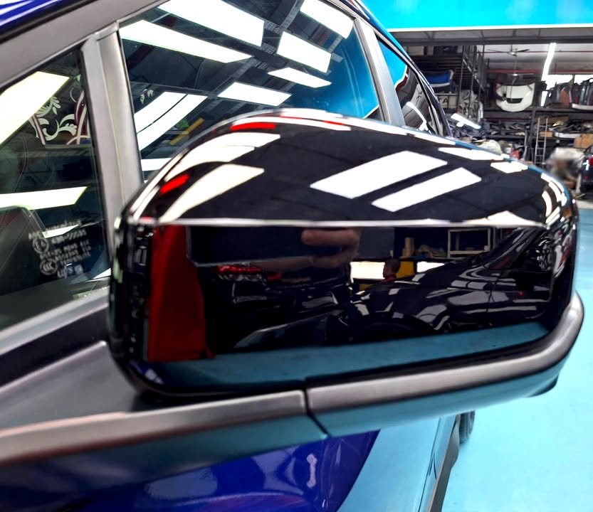 Close-up of the gloss black door mirror on the Subaru E-Outback.