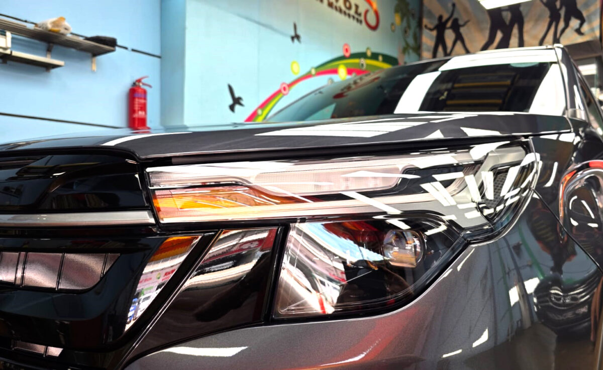 Glossy bodywork of the Subaru Forester after coating.