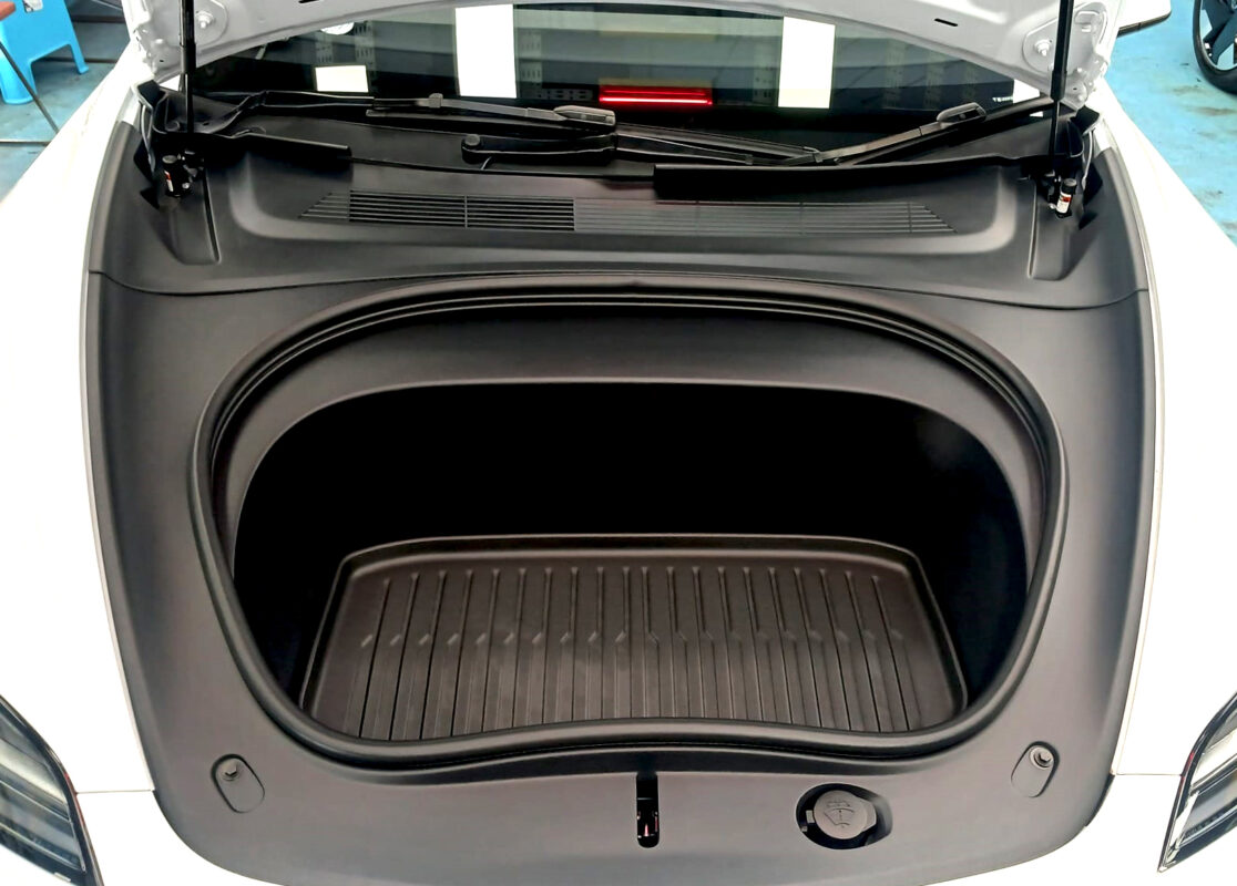 Detail of the Tesla Model 3's bodywork sealed with ZeTough Ceramic.