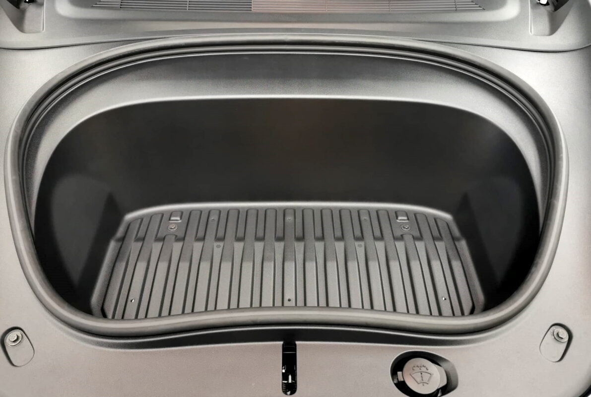 Detail of the Tesla Model 3's bodywork sealed with ZeTough Ceramic.
