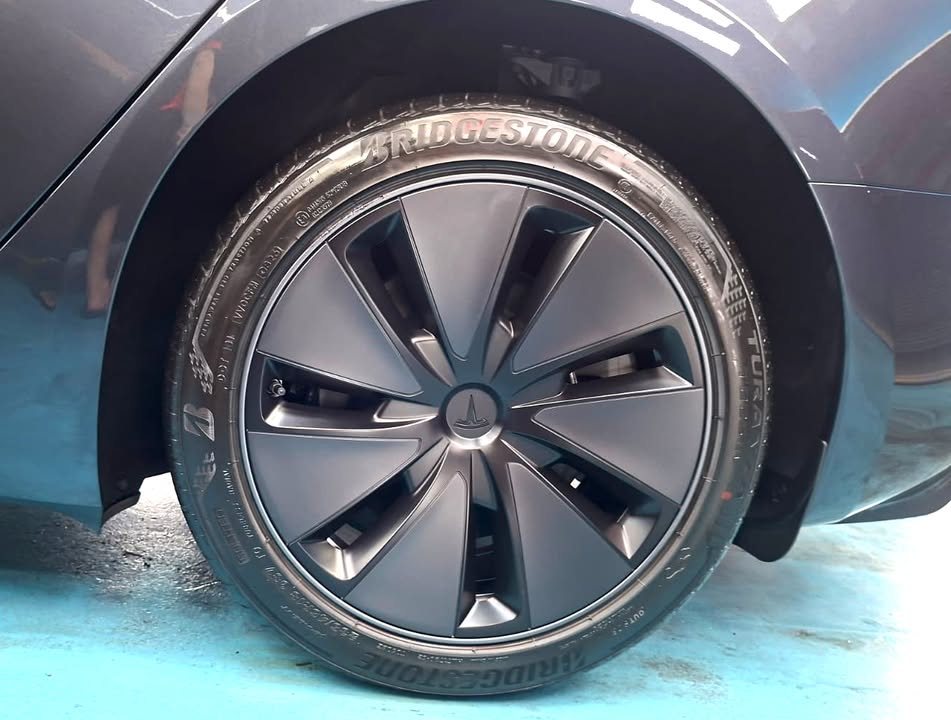 Front wheel with aero cover and Bridgestone tyre.