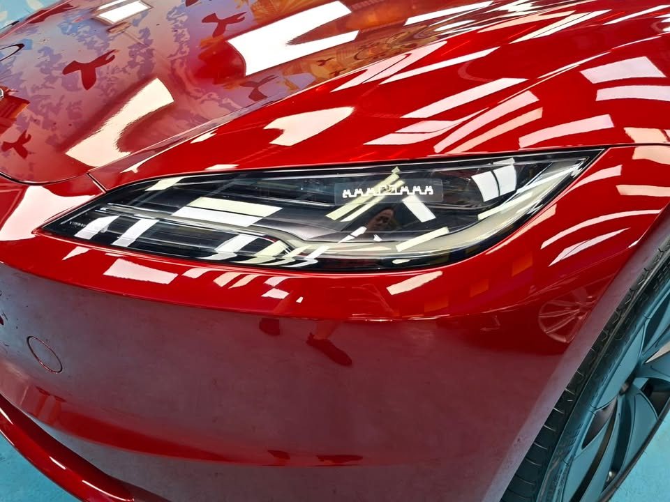 Close-up of the headlamp set into the red front wing.