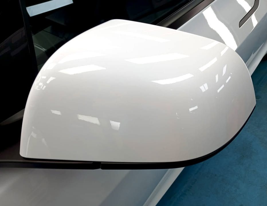 The white wing mirror cap with soft light reflections.