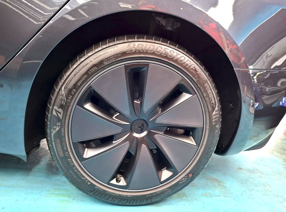 Aero wheel cover and tyre on the Tesla Model 3.