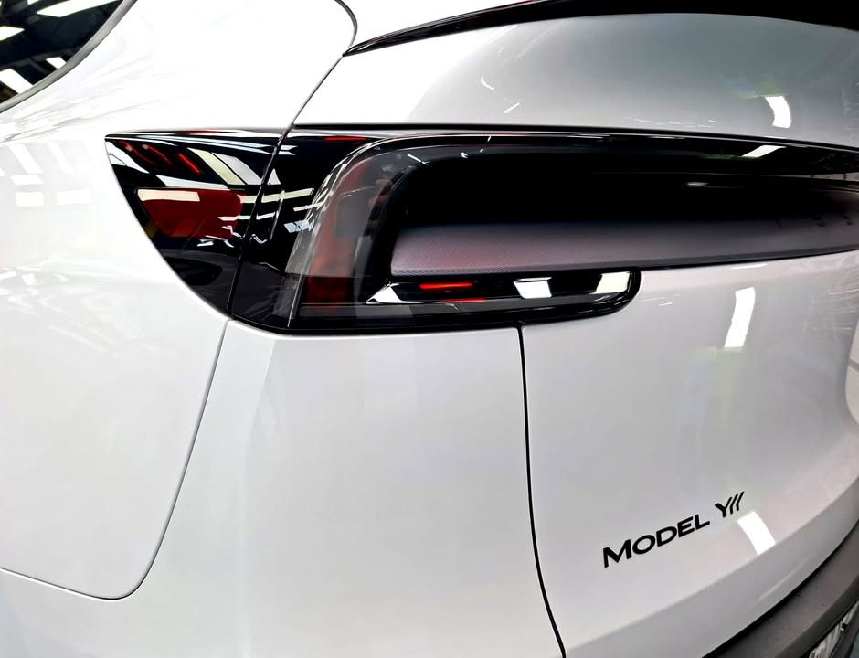 Tail lamp and Model Y badge on the white tailgate of the Model Y L.
