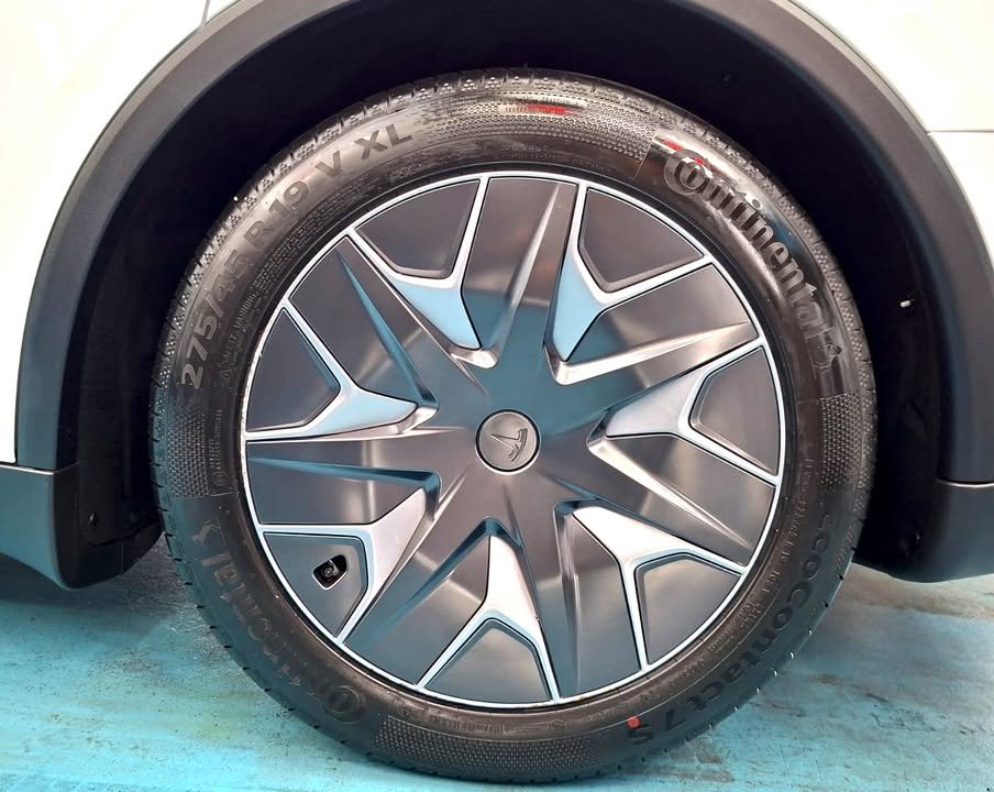 Two-tone aero wheel and tyre on the Tesla Model Y L.