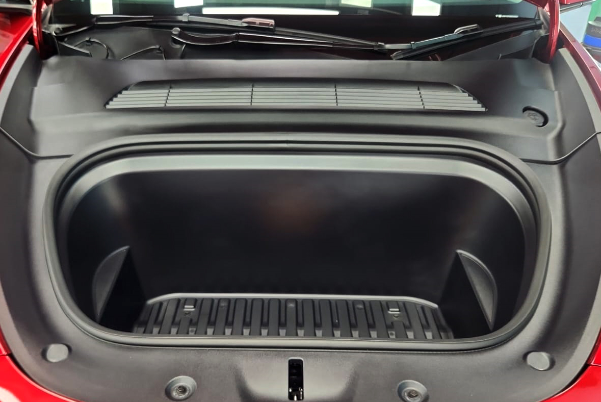 Detail of the Tesla Model Y's bodywork sealed with ZeTough Ceramic.