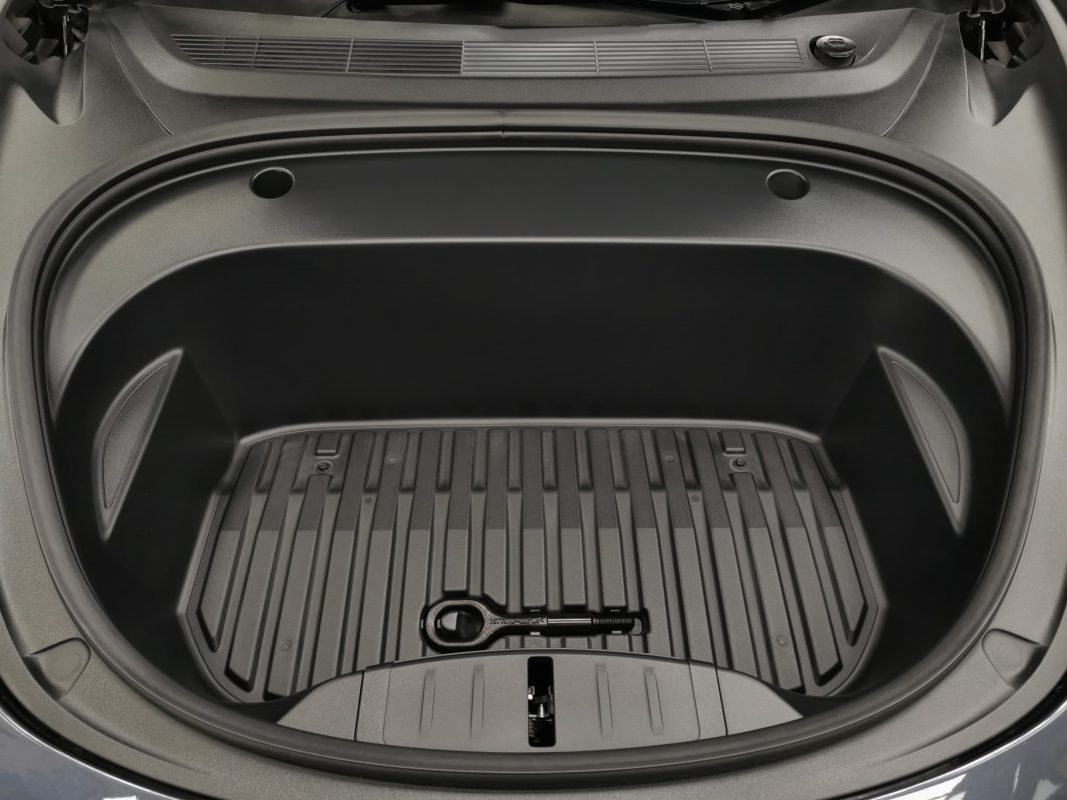 Detail of the Tesla Model 3 bodywork sealed with ZeTough Ceramic.