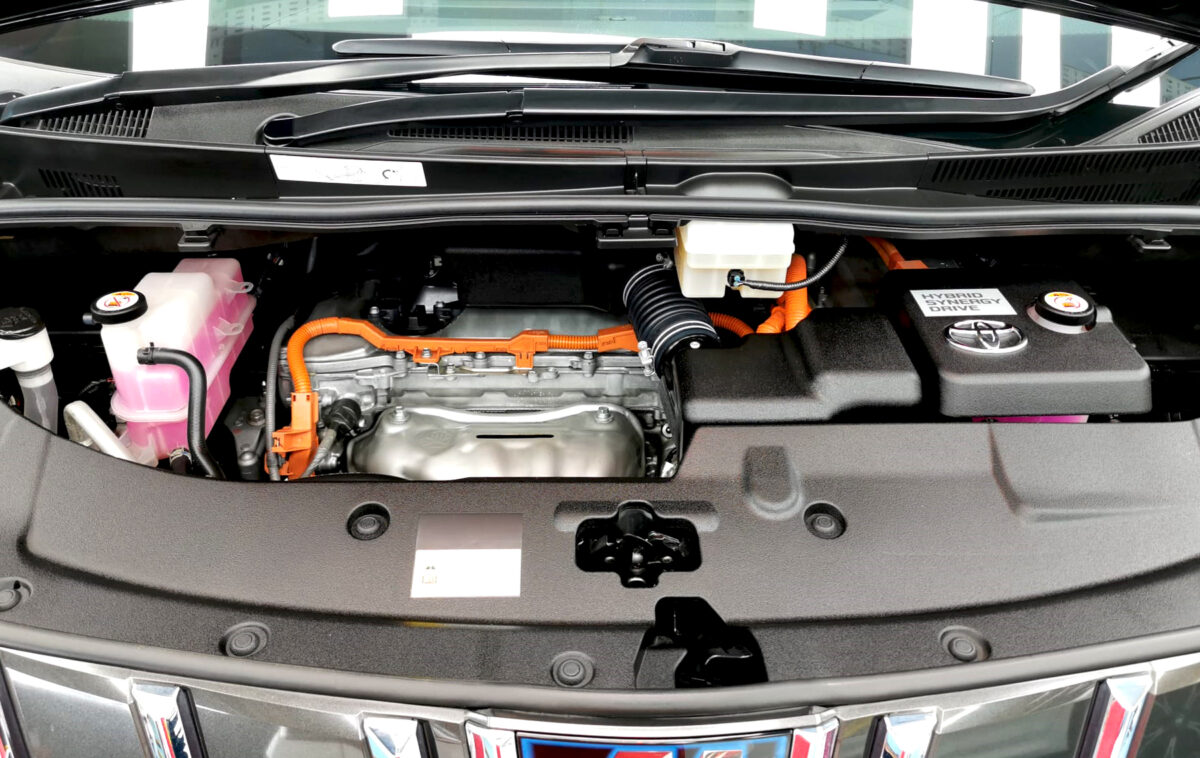 Detail of the Toyota Alphard's bodywork sealed with ZeTough Titanium.
