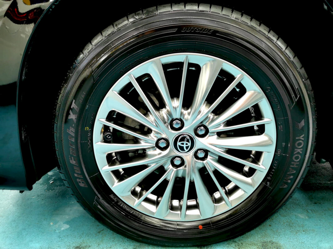 Wheel and panel edge detail on the coated Toyota Alphard.