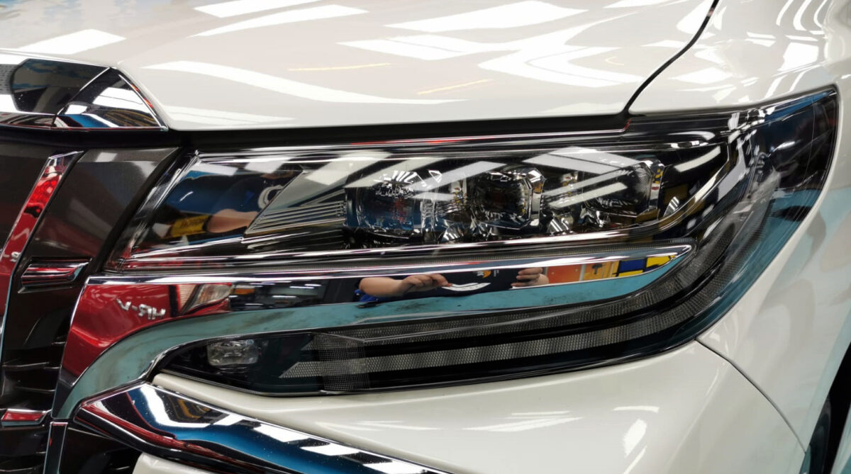 The Alphard's coated paintwork showing clean reflections.