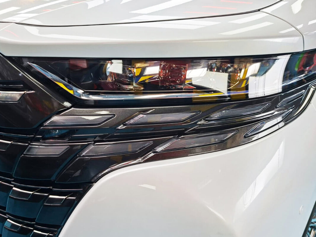 Glossy bodywork of the Toyota Alphard after coating.