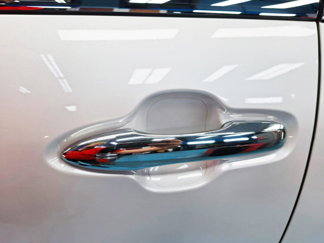 The coated paintwork of the Toyota Alphard, clean and sharp.