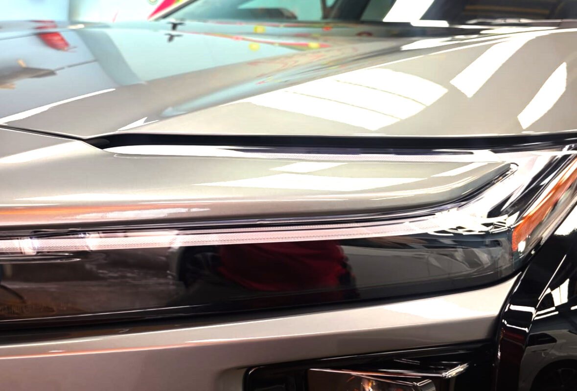 Glossy bodywork of the Toyota bZ4X after coating.