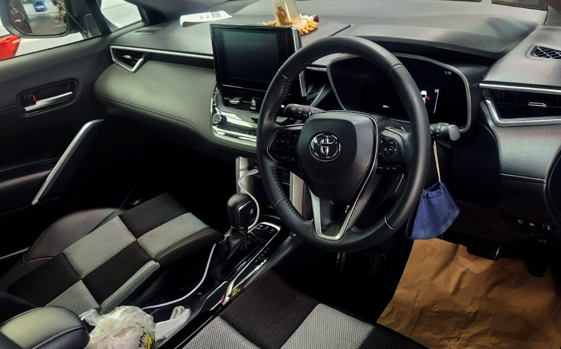 Detail of the Toyota Corolla Cross Hybrid bodywork sealed with ZeTough Titanium.