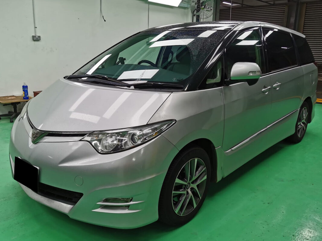 The Toyota Estima as it arrived at Revol Carz, paintwork oxidised and scratched.