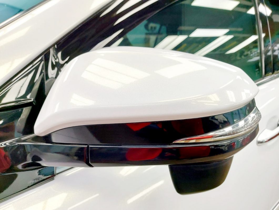 Side panel of the Toyota Harrier Elegance with the titanium finish locked in.