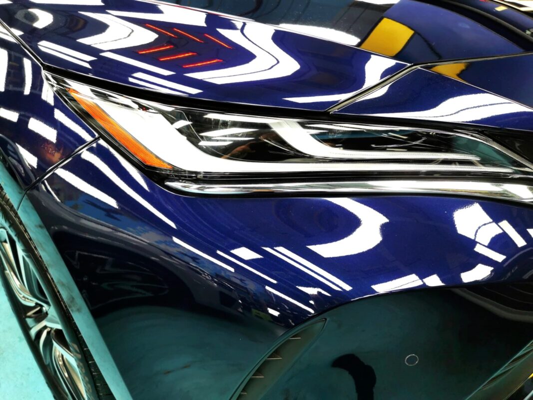 Glossy bodywork of the Toyota Harrier after coating.