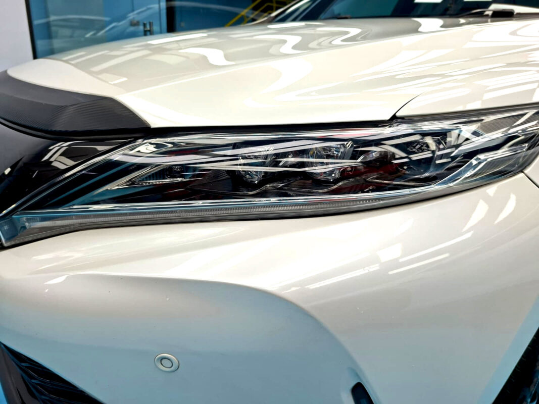 Glossy bodywork of the Toyota Harrier after coating.