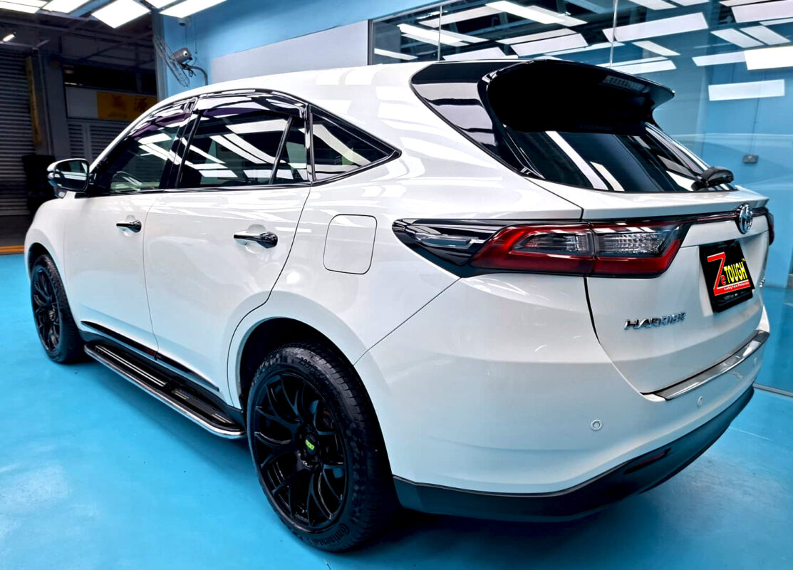 The coated paintwork of the Toyota Harrier, clean and sharp.