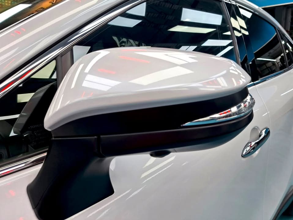 White side mirror cap on the Harrier with the door handle behind.