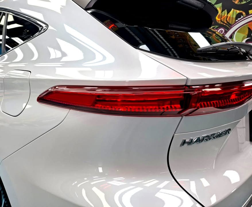 Close-up of the Harrier tail light and badge on the white tailgate.