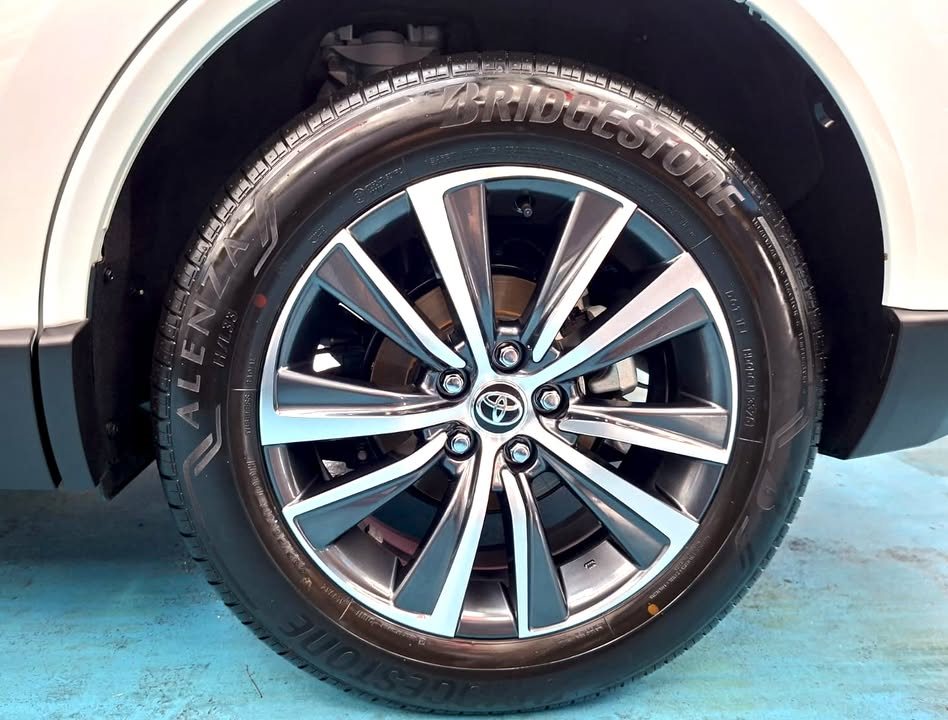 Two-tone multi-spoke alloy wheel on the Toyota Harrier.