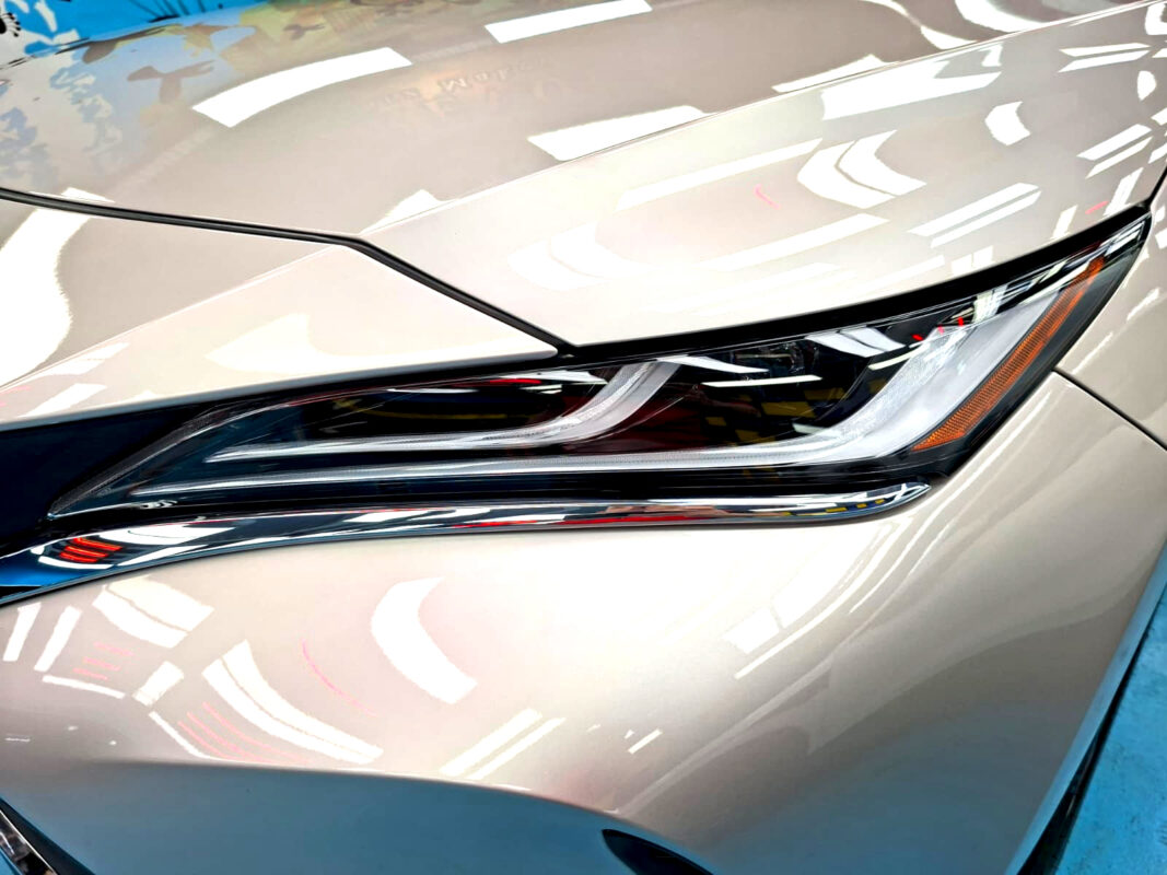 Glossy bodywork of the Toyota Harrier after coating.