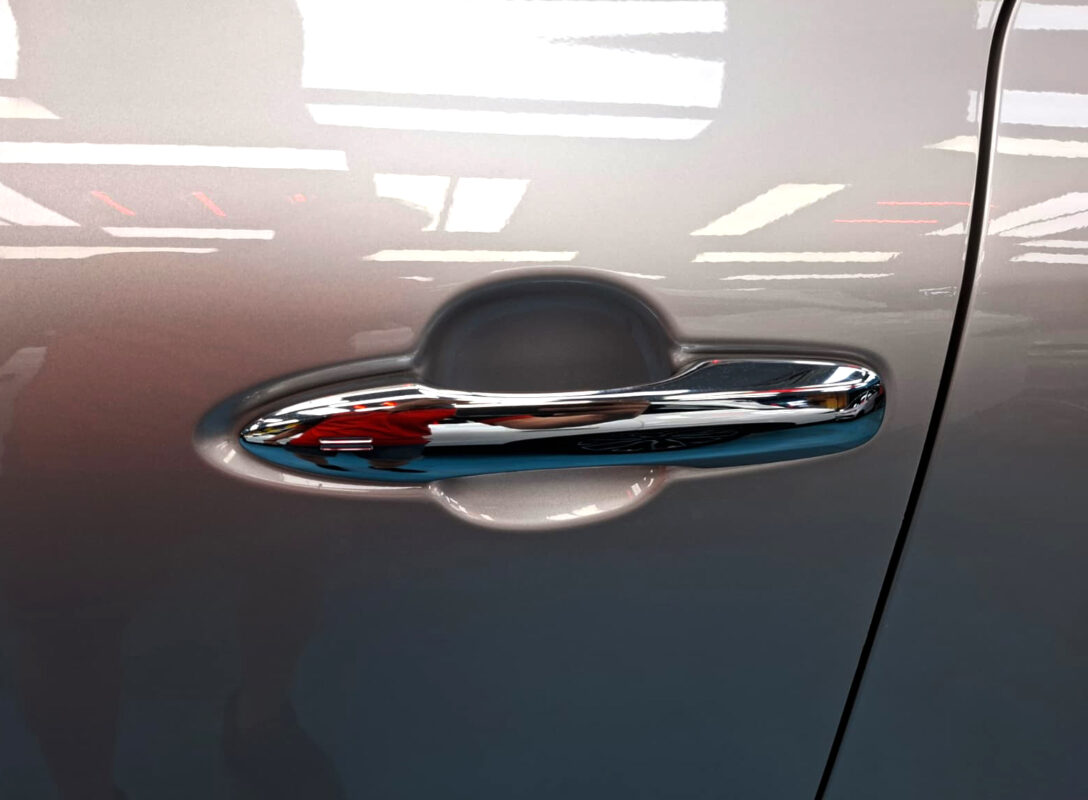 The coated paintwork of the Toyota Harrier, clean and sharp.