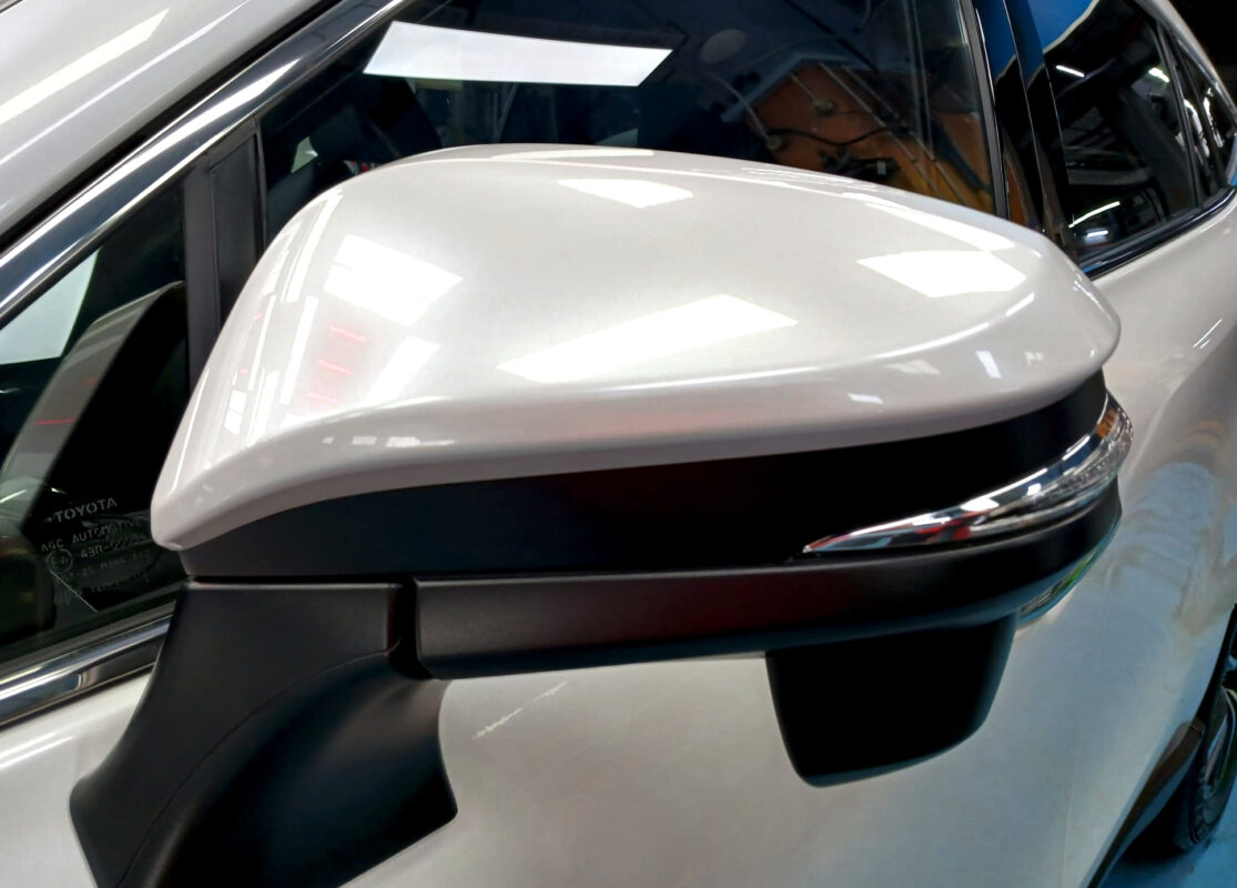 Side panel of the Toyota Harrier with the titanium finish locked in.