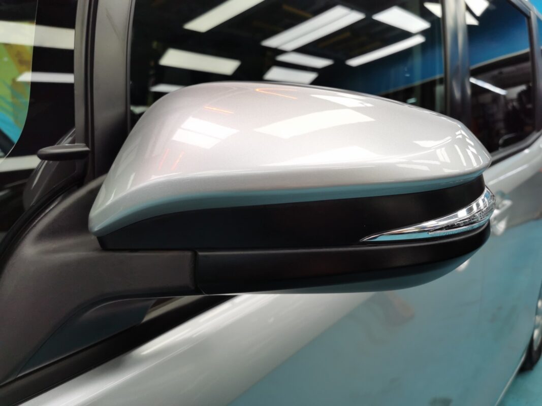 Before: the Toyota Noah's exterior at the start, showing the aged paintwork.