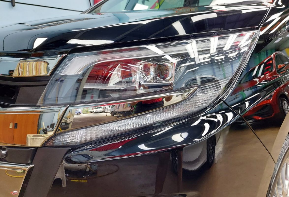 The Noah's coated paintwork showing clean reflections.