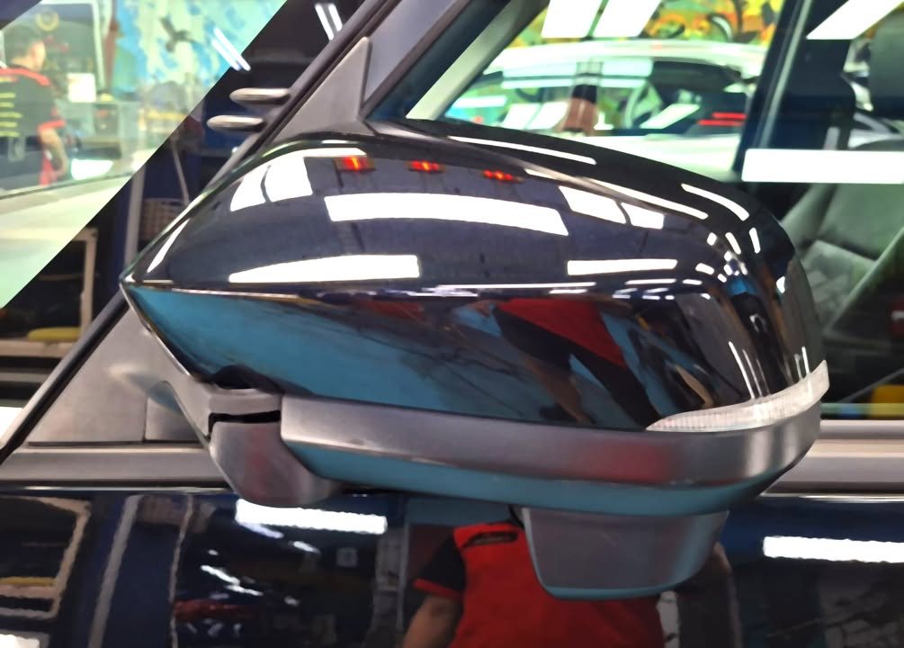 Close-up of the black door mirror on the Toyota Noah.
