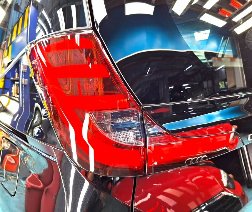Close-up of the Toyota Noah tail light against the black rear pillar.