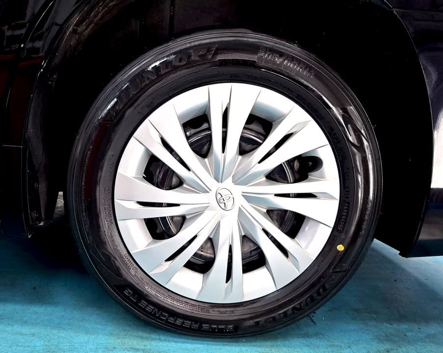 Close-up of the Toyota Noah wheel with a silver wheel cover and tyre.