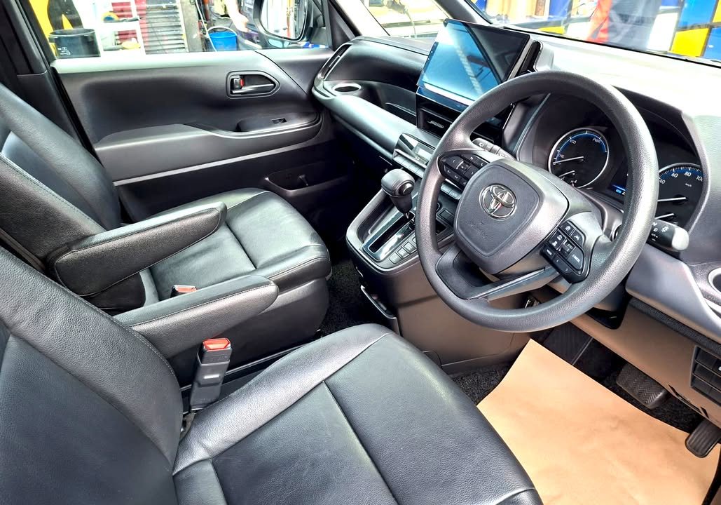 Interior of the Toyota Noah with black leather seats and steering wheel.
