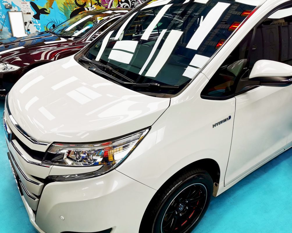 The Toyota Noah from a side angle after the ceramic coating.