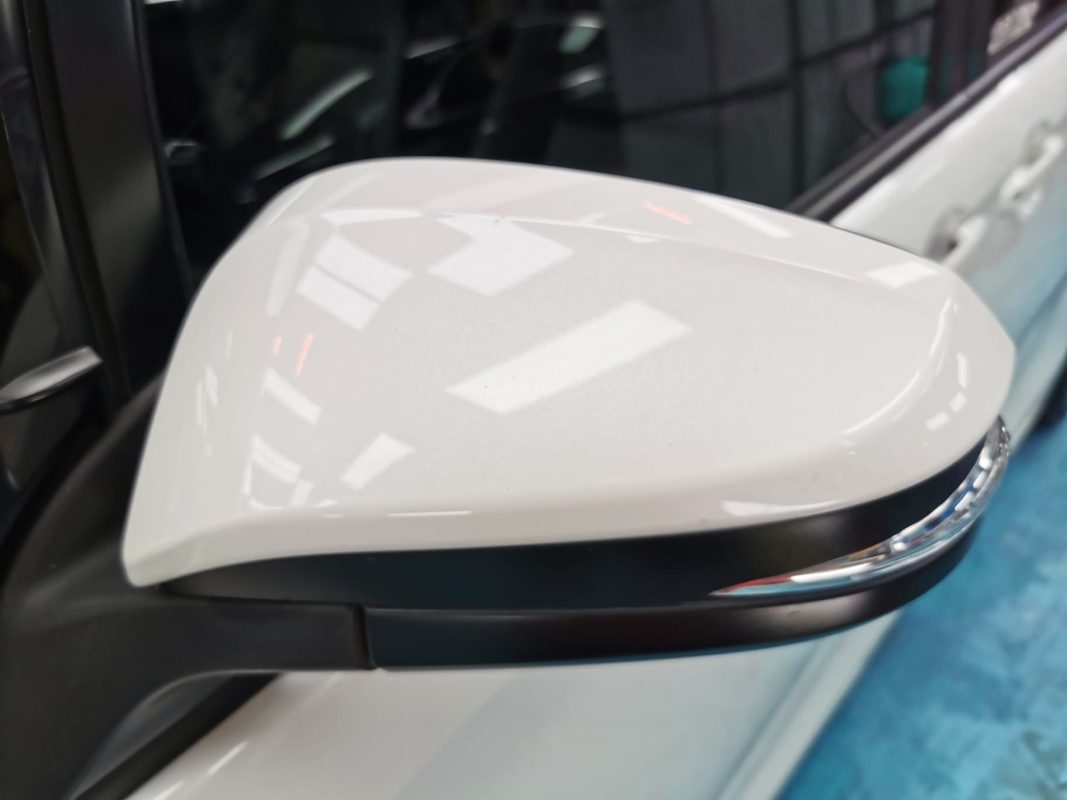 Side panel of the Toyota Noah with the ceramic finish locked in.