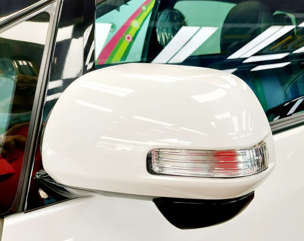 Side panel of the Toyota Previa Aeras with the titanium finish locked in.