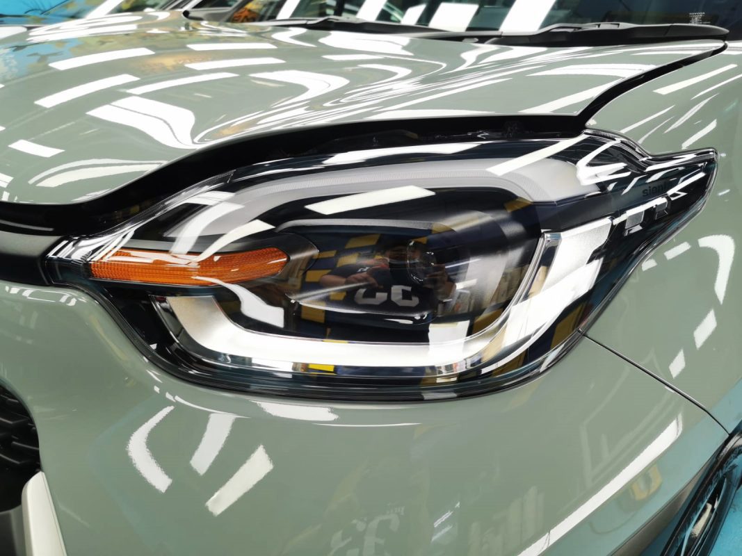 The Sienta's coated paintwork showing clean reflections.