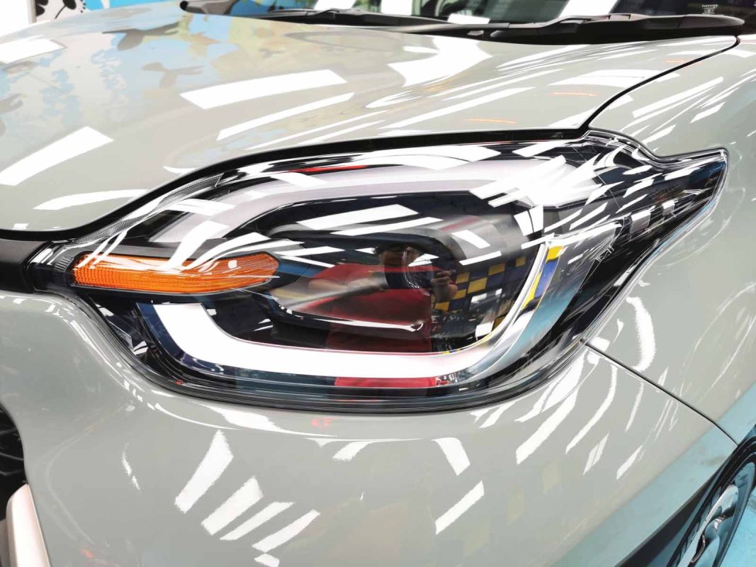 The Sienta Hybrid's coated paintwork showing clean reflections.
