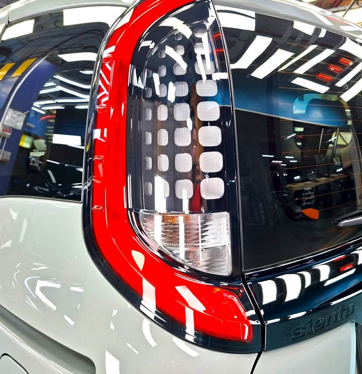 Close-up of the Sienta red-trimmed tail lamp.