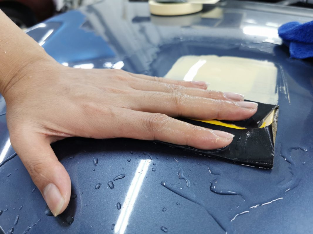 Levelling the body of the Vios in preparation for spraying.