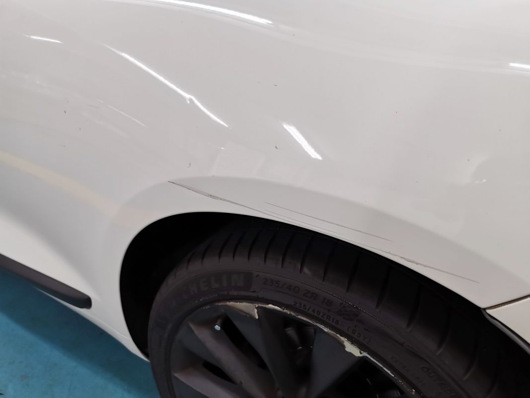 Scratches and chips on the Volkswagen Scirocco at intake.
