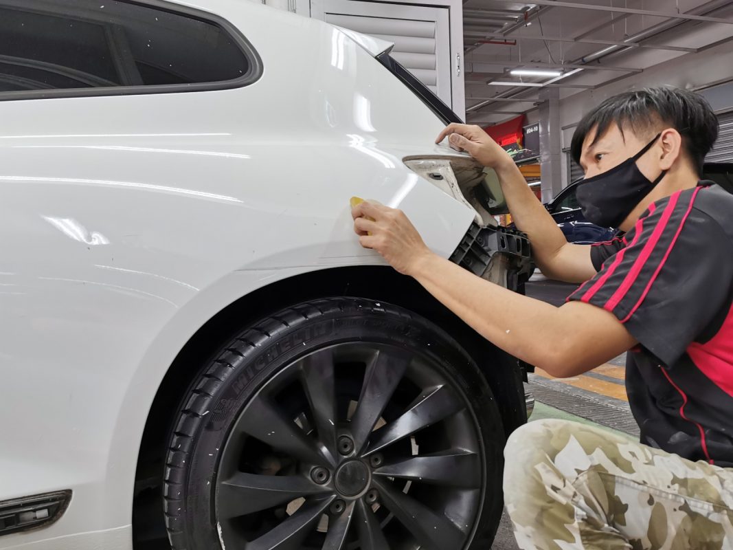 The body of the Scirocco being examined and putty applied to imperfections.