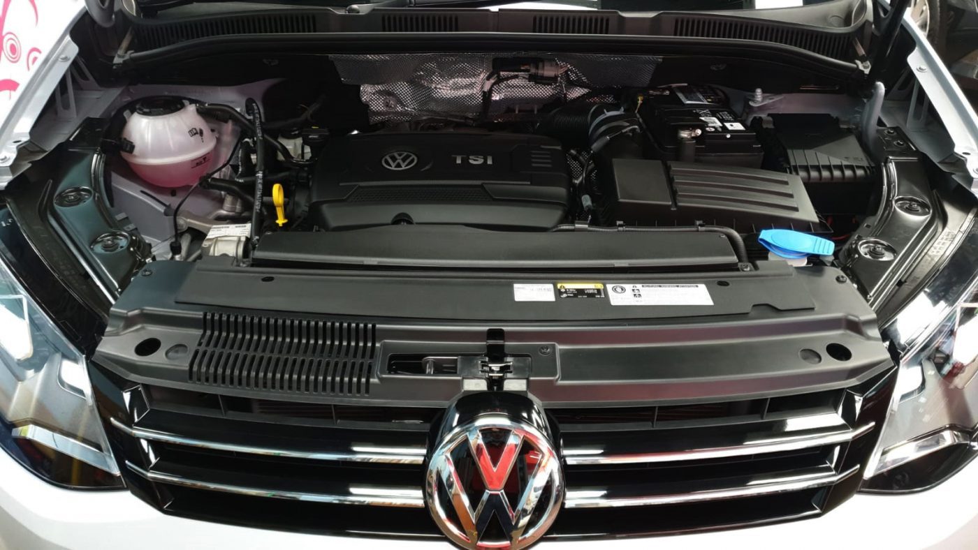 Detail of the Volkswagen Sharan's bodywork sealed with ZeTough Ceramic.