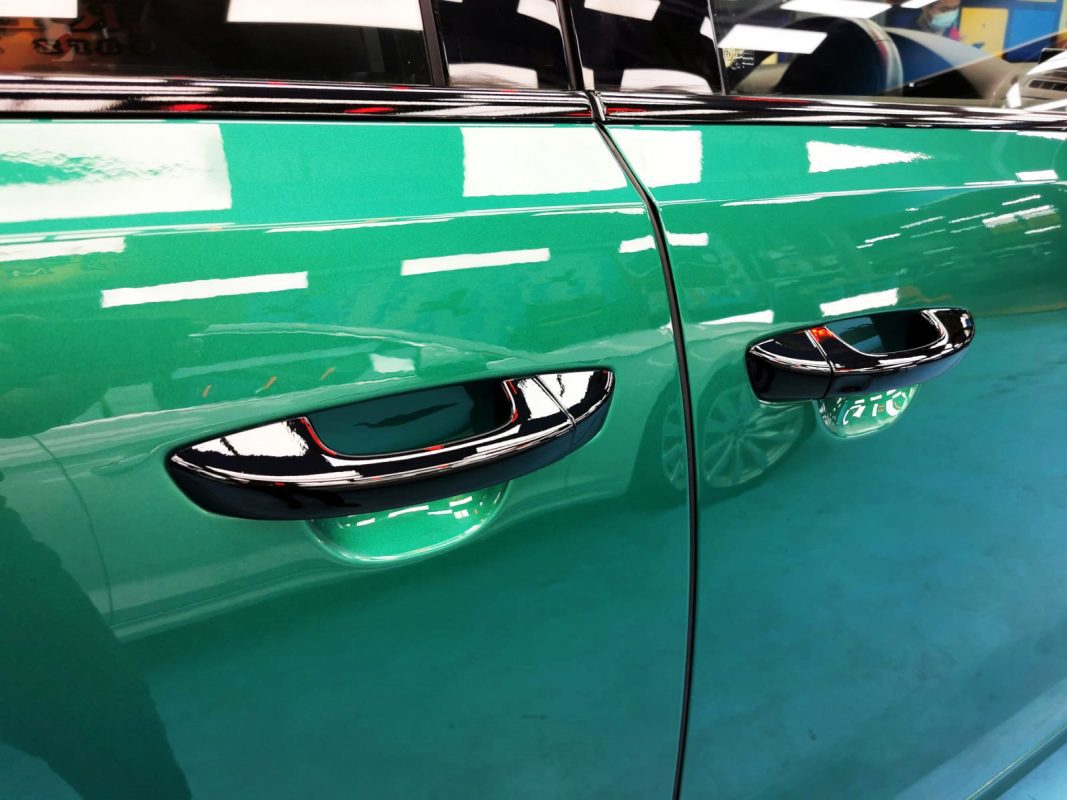 Front three-quarter view of the Volkswagen Sharan after coating.