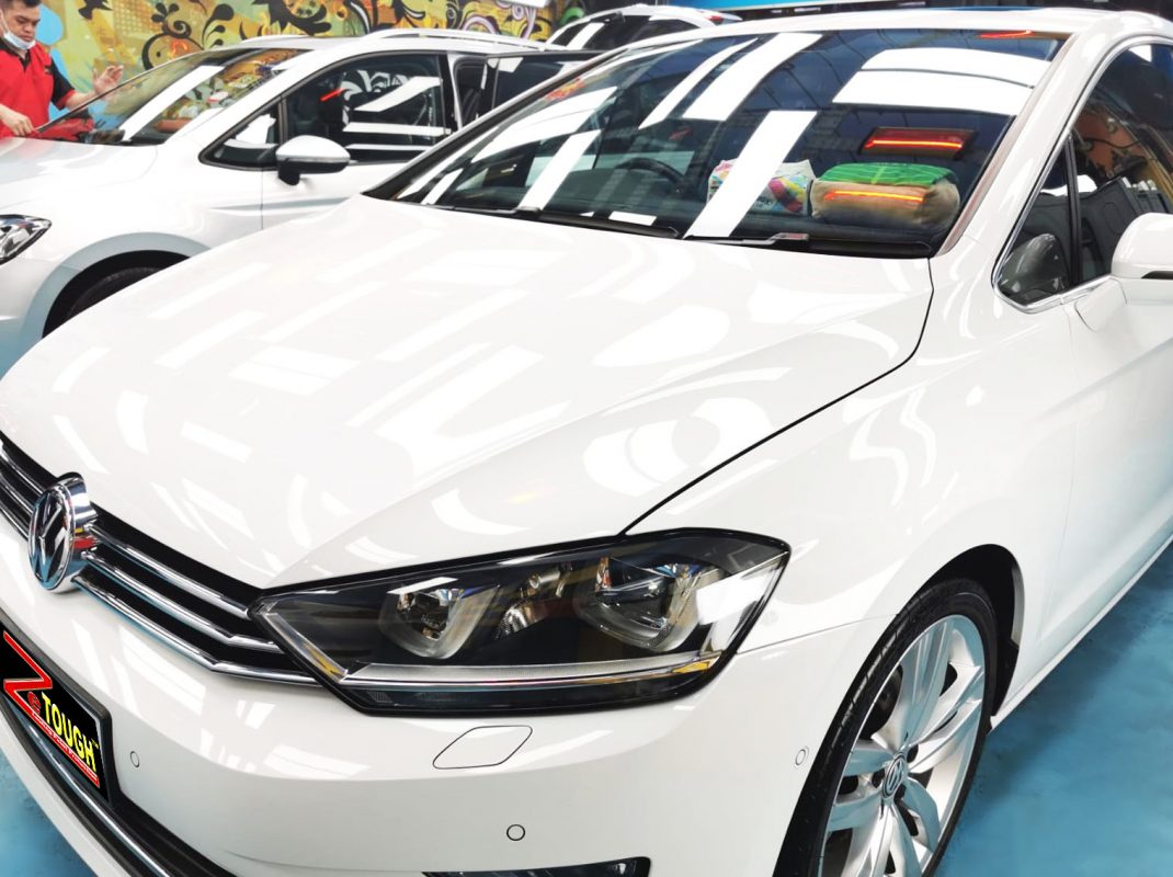 The Volkswagen Sportsvan from a side angle after the ceramic coating.